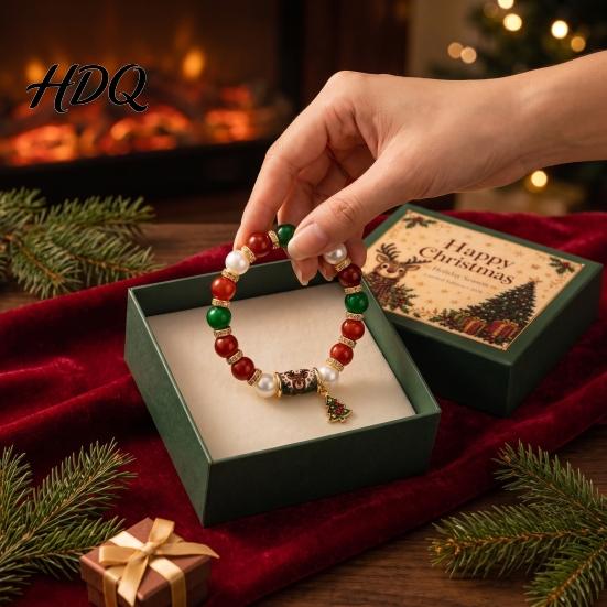 Red And Green Beaded Bracelets Christmas Bracelet with Alloy Tree Charm Santa Deer Stocking Center Bead for Women Elastic Bracelet Festive Jewelry