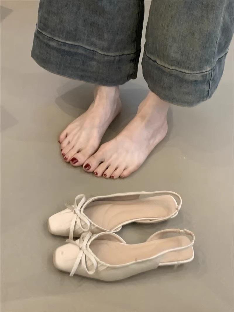 

Фея ветер вечерний ветер сумка голова сандалии 2025 новый французский темперамент нежный бант квадратный носок ремешок на пятке одинарная обувь 40