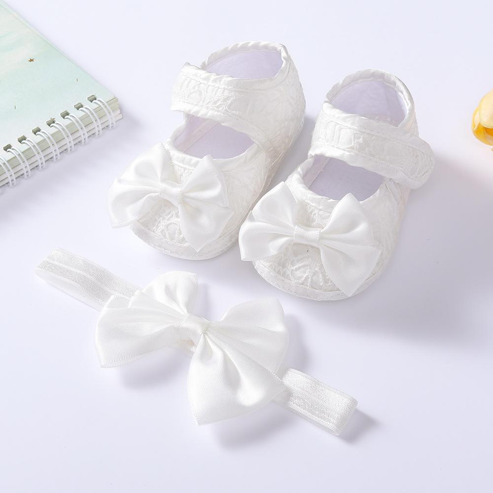 Witte Kant Baby Meisje Ledikant Schoentjes & Bijpassende Elastische Hoofdband Set, Pasgeboren Zacht Antislip Zool Satijnen Strik Bloemen Mary Jane Prinses Schoenen