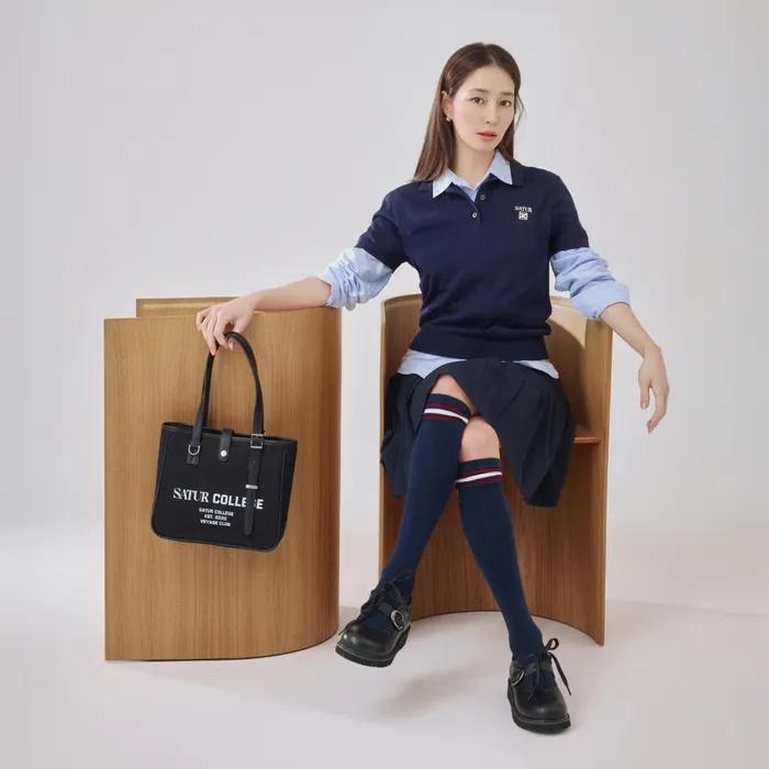 [Lee Min-jung PICK] (W) Crest Logo Knee Socks Navy