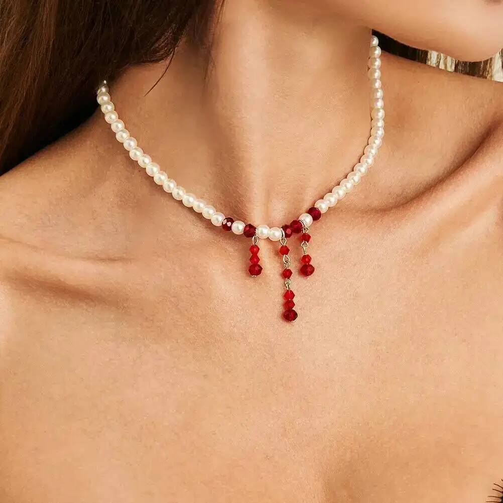 Ingemark Goth Roter Blutkristall Quastenanhänger Choker Halskette für Damen Elegante Imitationsperlenkette Halloween Schmuck Geschenk