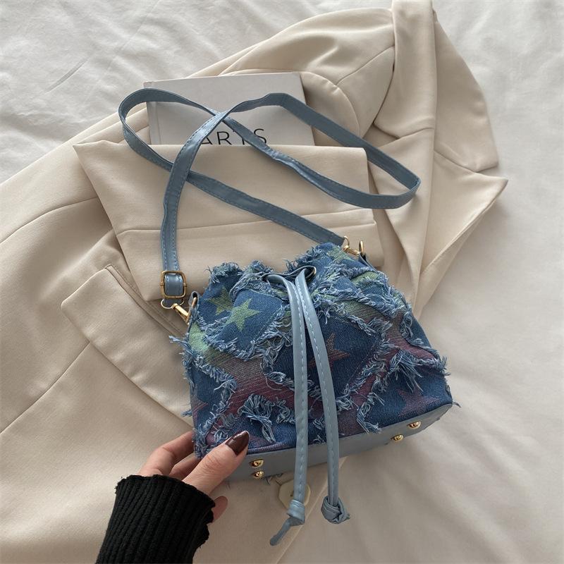 

2025 spring new large-capacity fashion design shoulder leisure bag women s tide simple commuter portable bucket bag