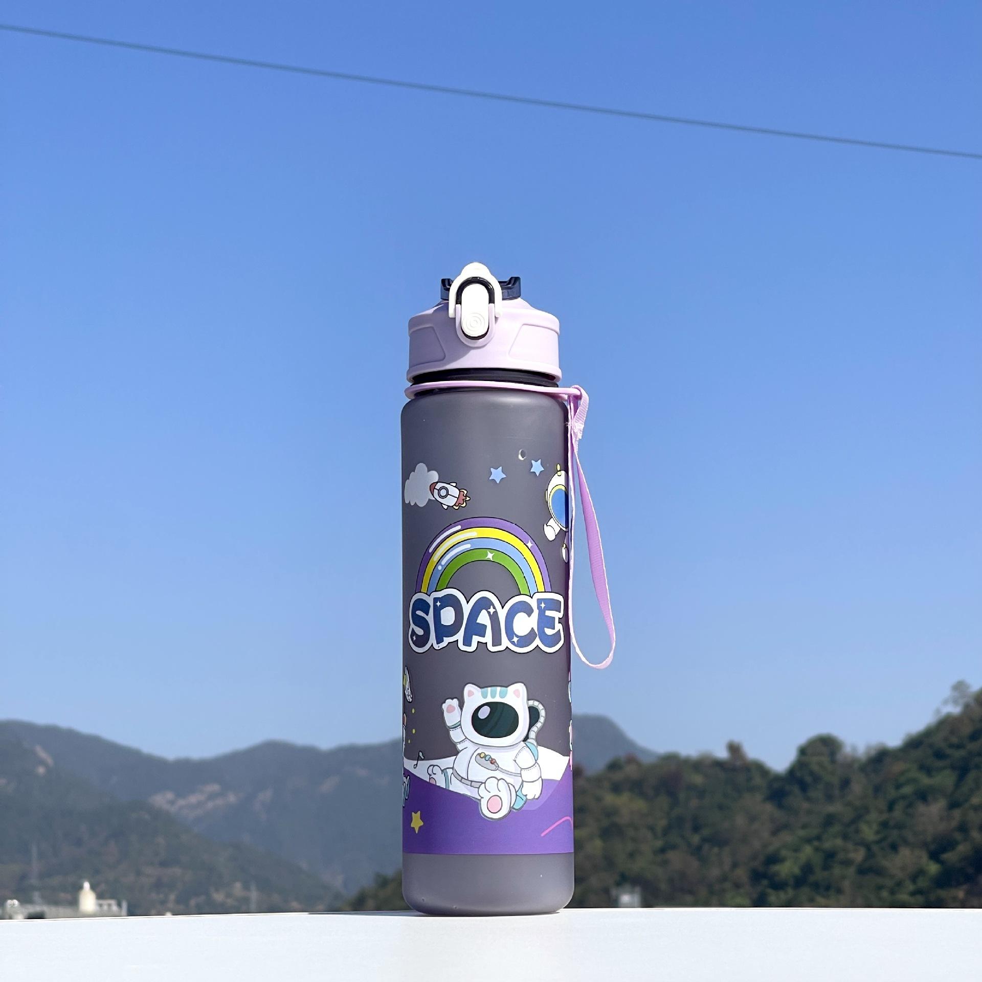 

Термобутылка для воды на тему космонавта объемом 700 мл с герметичной откидной крышкой и ремнем для переноски — переносная кружка без содержания бисфенола А для активного отдыха 800ML фиолетовый