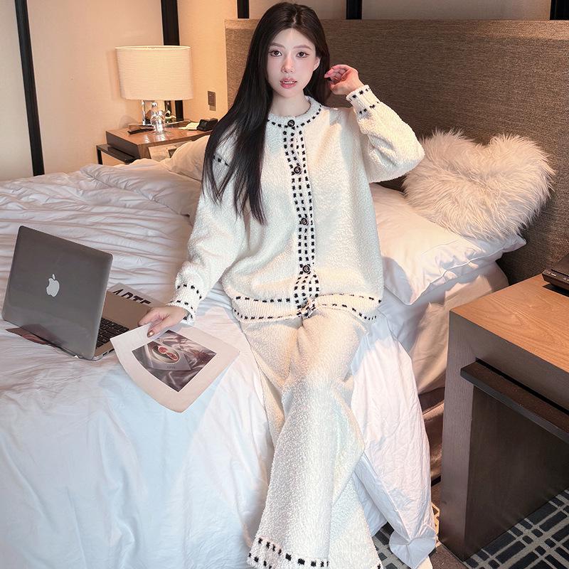 

Изысканно Шикарный Фланелевый Женский Комплект Осень/Зима 2025 с Открытыми Плечами One Size (90-160cm)