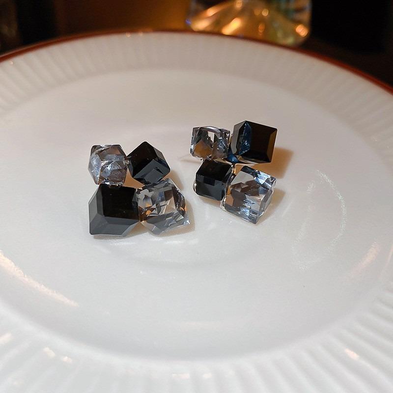 

Silver Needle Black Crystal Geometric Stud Earrings Niche Versatile Earrings Temperament Light Luxury Premium Earrings