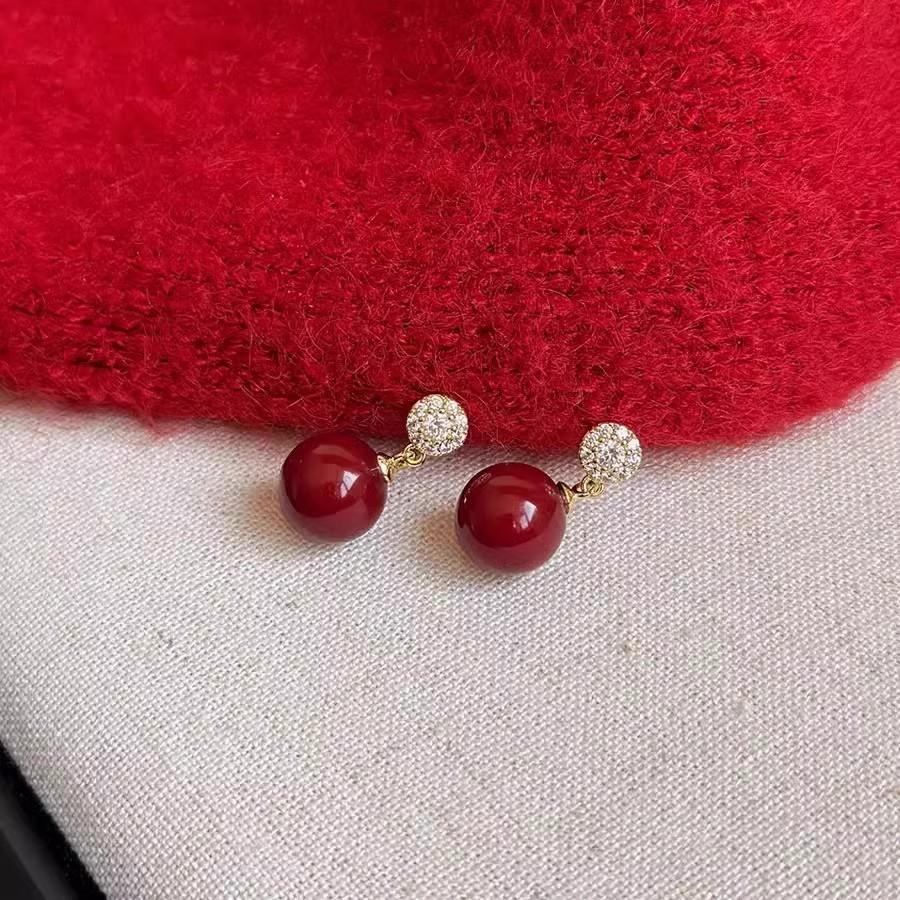 Simple Yet Elegant Pearl Earrings with A Touch of Sophistication. Luxurious Yet Niche, Featuring Tiny Inlaid Zirconia Stones.