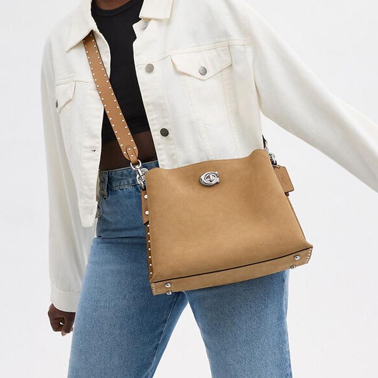 Coach Willow 32 Leštěná Crossbody Kabelka s Cvočky a Zapínáním na Zámek Dámské Kabelky Béžová CU058-LHNM5