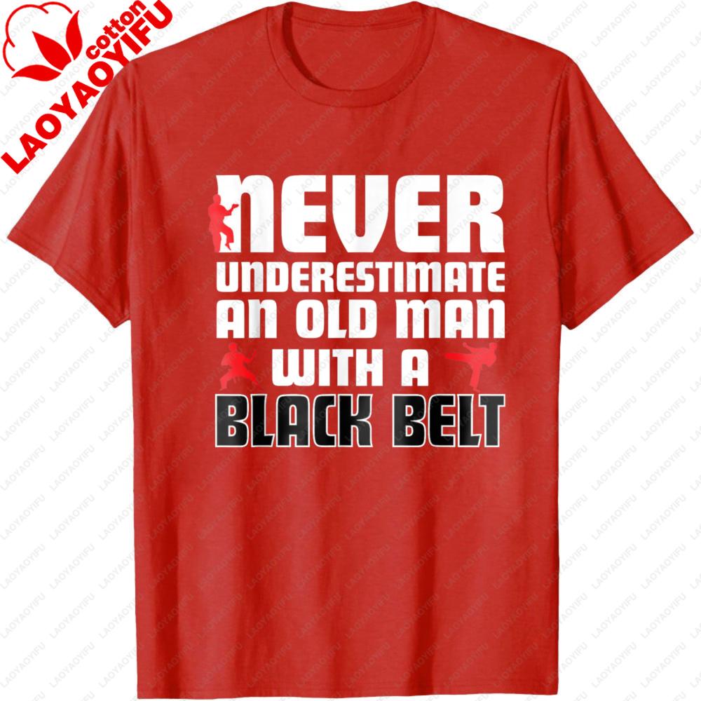 Unterschätze niemals einen alten Mann mit einem Schwarzen Gürtel Herren T-Shirt Baumwolle Sommer Kurzarm Freizeit Mode Kampfsport Geschenk Oberteil