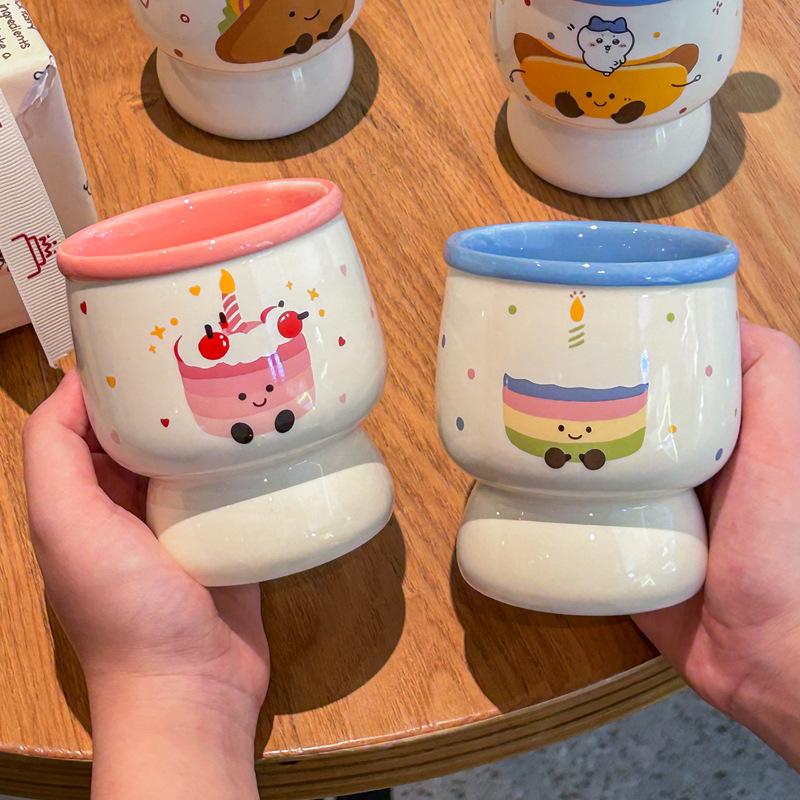 Birthday gift, girl holding a coffee cup, high-value ceramic latte cup, household drinking cup, and mug as a souvenir.