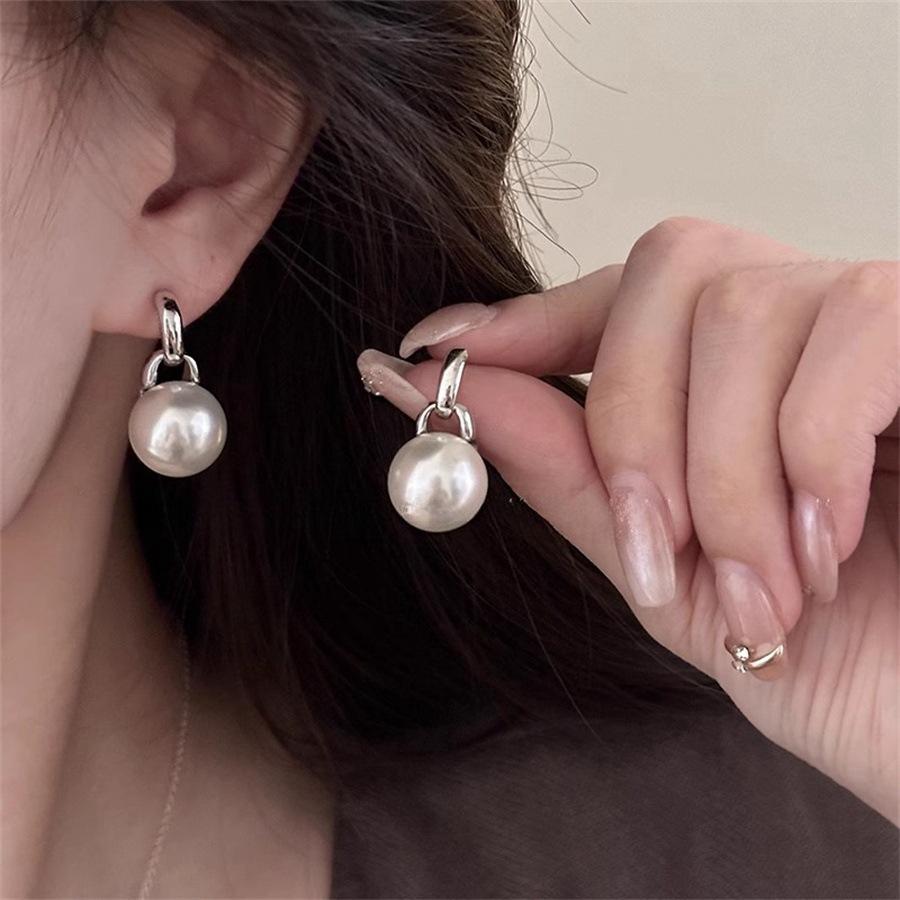 Ouyang Nana pearl earrings of the same style 2025 simple stud earrings light luxury ear jewelry tide