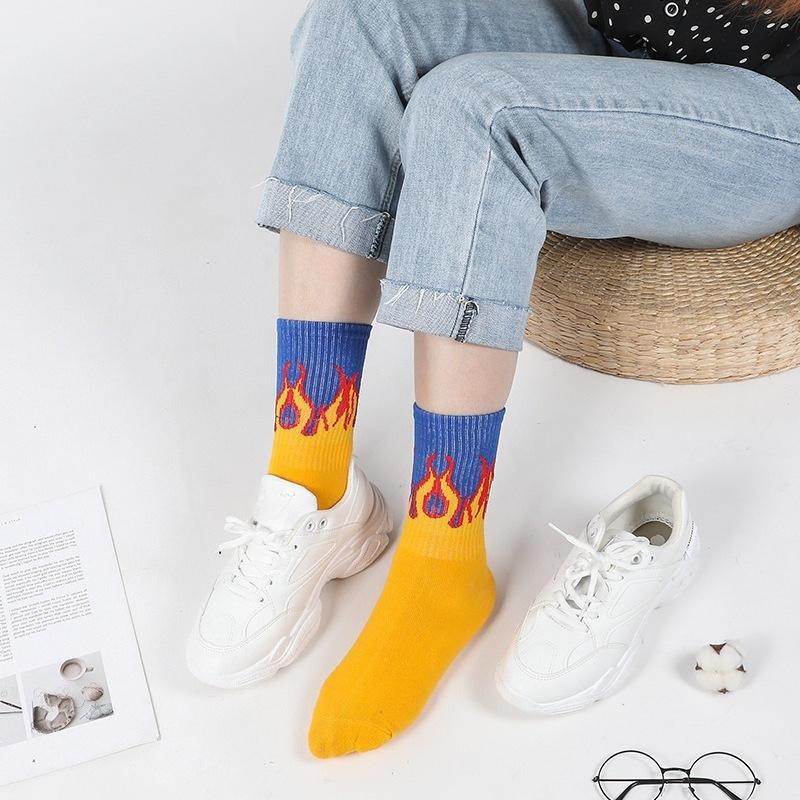 Chaussettes mi-mollet pour hommes et femmes, chaussettes montantes flamme tendance et polyvalentes, chaussettes de sport hip-hop