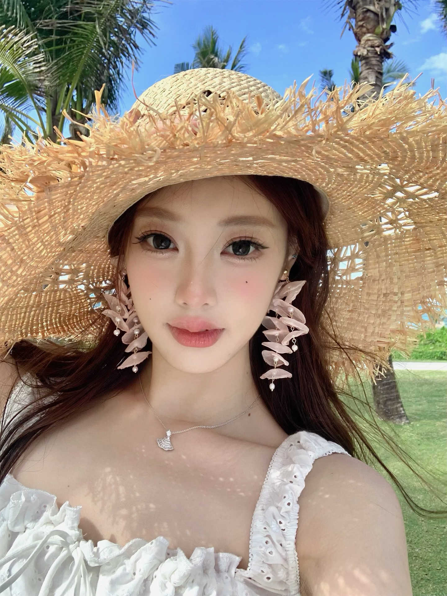 Super fairy temperament pink chiffon flower pearl earrings French romantic niche design holiday style flower silk yarn