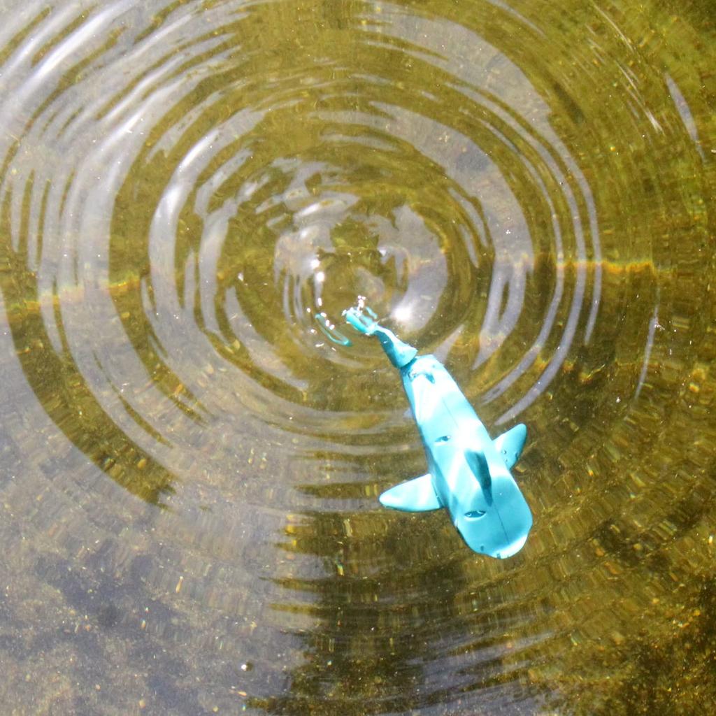 Tipmant Cute RC Shark Mini Radio Control Fish Boat Submersible Electric Animal Toy Pool Aquarium Kids Birthday Gift (Blue)