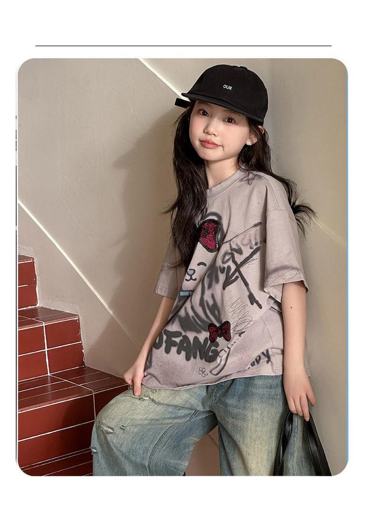 Coole Cartoon-Sommergarnitur für Kinder: Kurzarm-T-Shirt & Ripped Jeans Zweiteiler.
