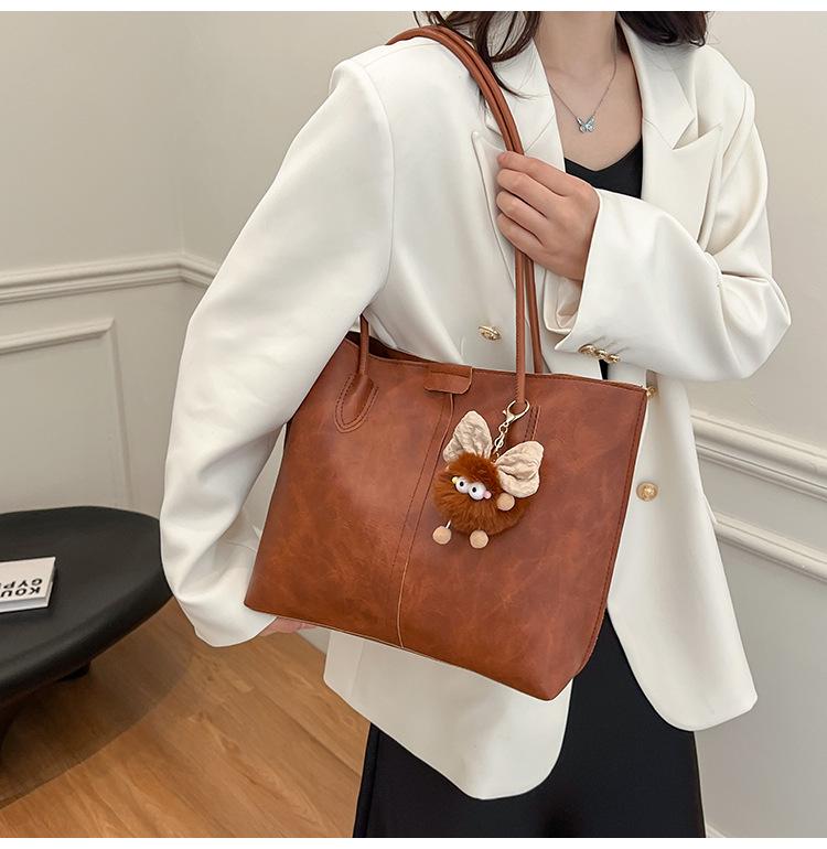 2025 New Retro Textured Women's Versatile Tote Bag - Large Capacity Shoulder Bag for Class and Commuting