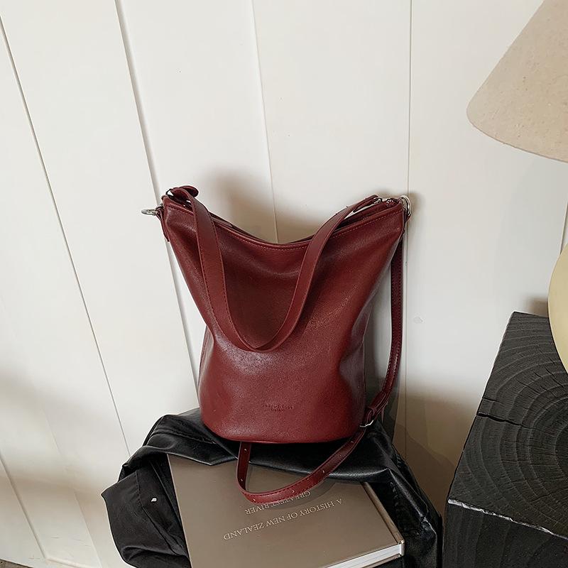 Large capacity underarm bag women's fashion casual tote bag 2025 winter premium niche shoulder bag