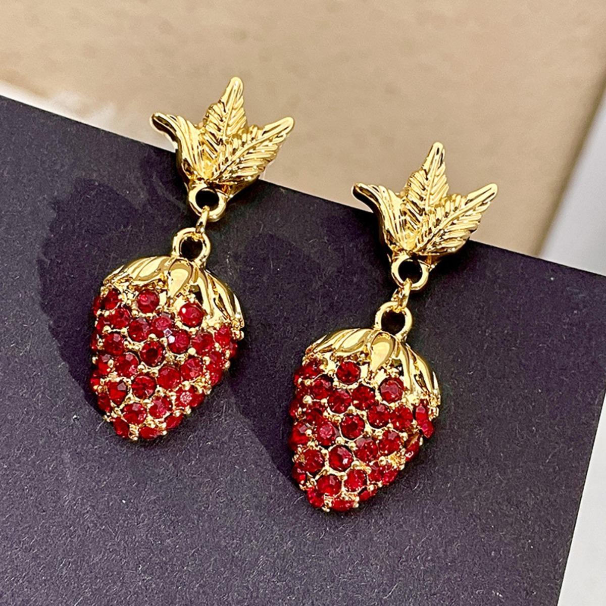 

Серьги с красной клубникой, женские высококачественные серьги с листьями, серьги среднего возраста, темпераментные украшения красный