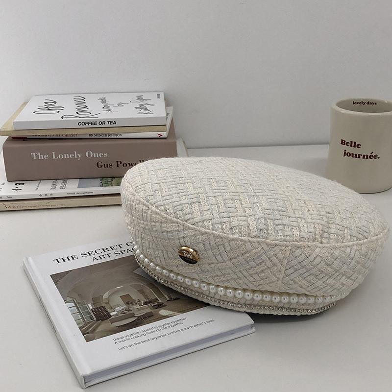 

Удобный шерстяной берет молочного цвета с минималистичной жемчужной цепочкой для молодежного образа белый