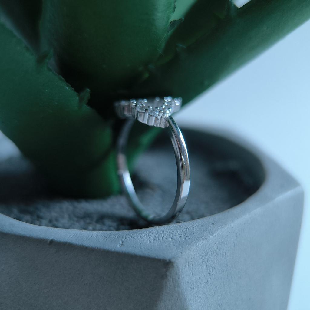 Серебряное кольцо с фианитами, вес изделия 2,07 гр (2207894)