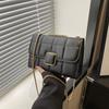 Einfache und modische Kette mit Textur, Achseltasche, vielseitige Messenger Bag für den Frühling, kleine quadratische Tasche für Damen