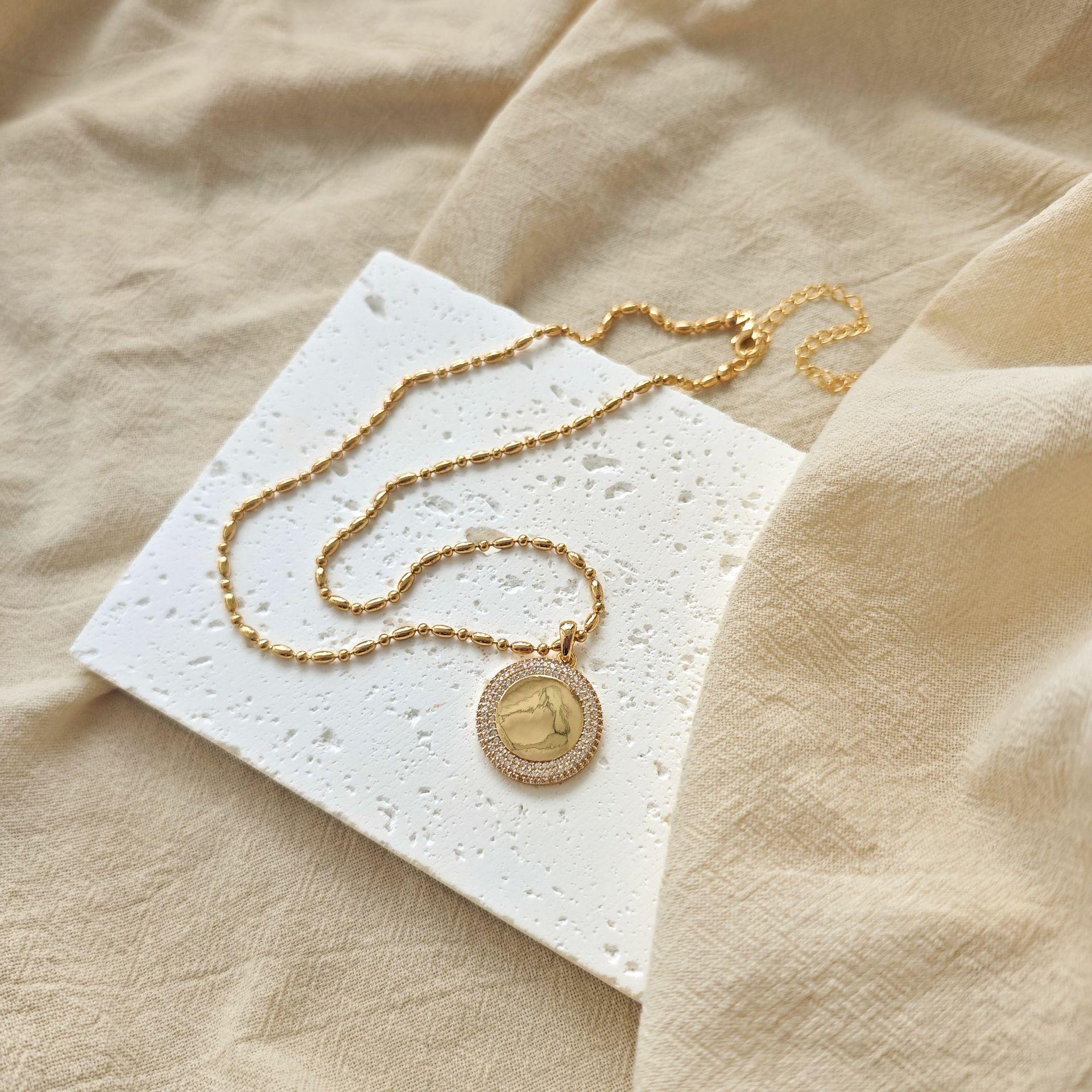 Gold Beaded Zircon Round Pendant Necklace - European Style Light Luxury for Women золотой