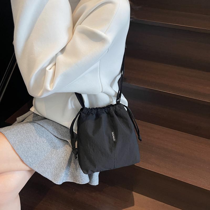 Large Capacity Drawstring Shoulder Bag Women's Lightweight Tote Bag Commuter Crossbody Bag