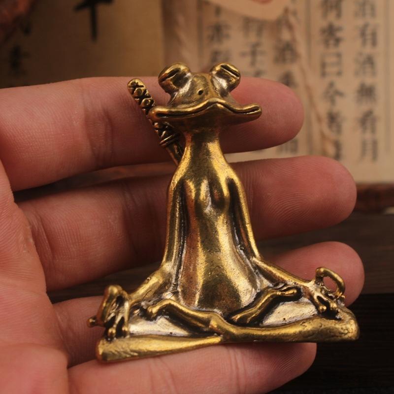Retro Mässing Mästergroda Bärande Ett Svärd Liten Staty Lyckosam Skrivbordsdekoration Djurfigurer Heminredning Tillbehör Gåvor