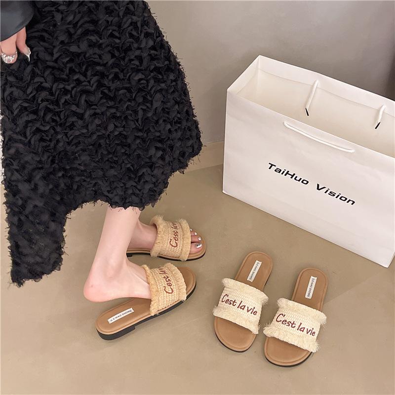 Xiaoxiangfeng flat-bottomed cool slippers women's summer outer wear 2025 new model with skirt, beautiful French soft-bottomed beach one-word drag