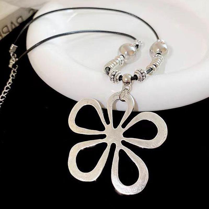 Retro Vintage Hollow Flower Charm Statement Simple Leather Cord Women Necklace Boho Jewelry