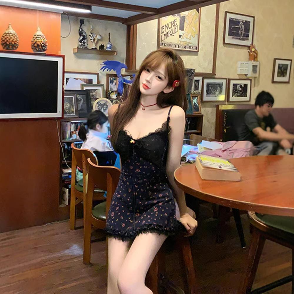 Spice Girl Slim and Thin Dress Women's Summer Design Sense Lace Splicing Beautiful Waist Floral Suspender Short Skirt