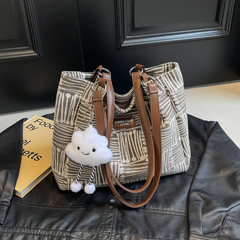 Fashion design sense large-capacity bag new women's shoulder bag niche versatile commuter to work tote bag