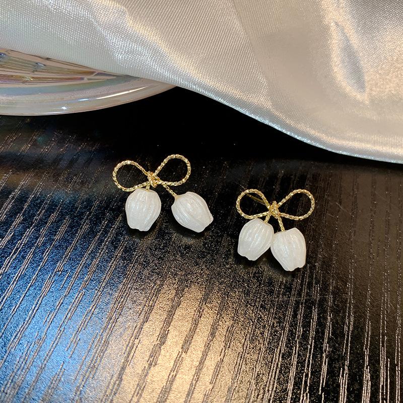 White Acrylic Tulip Bud Dangle Earrings for Women Golden Metal Hollow Bot Knot Flower Drop Earrings Party Trendy Cute Jewelry