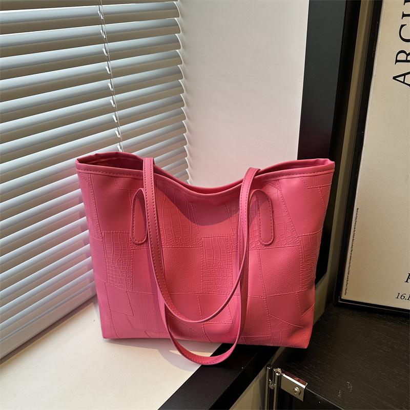 

High value and large capacity new simple fashion commuting atmosphere versatile portable shoulder armpit bag women рожевий