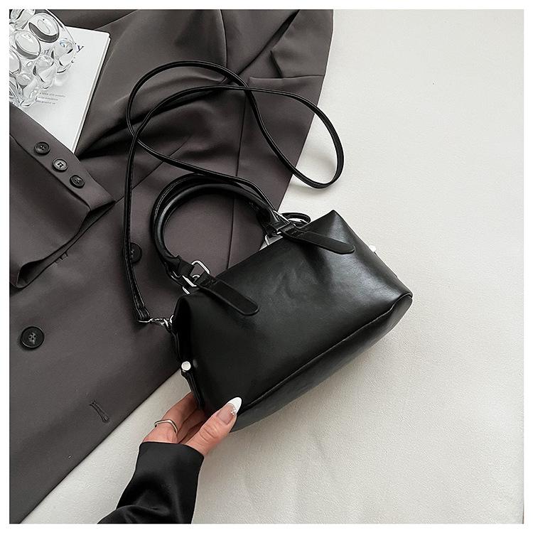 

Premium hand pillow bag 2025 new fashion versatile shoulder bag trend casual niche design messenger bag чёрный