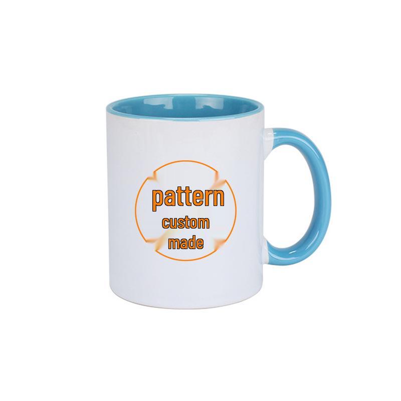 Bílý hrnek s barevným uchem a designem s tepelným přenosem