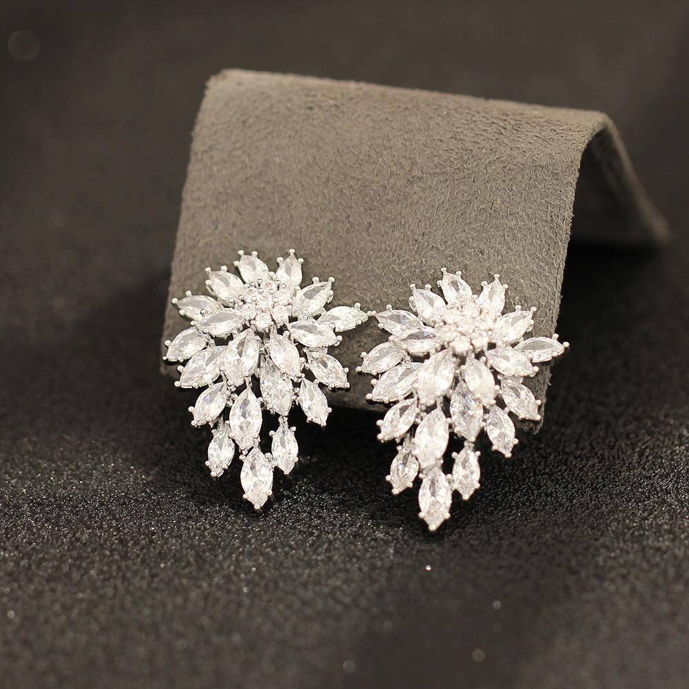 Temperament Premium Snowflake Zircon Earrings Silver Exquisite Ear Clips Women's Versatile Earrings Birthday Party
