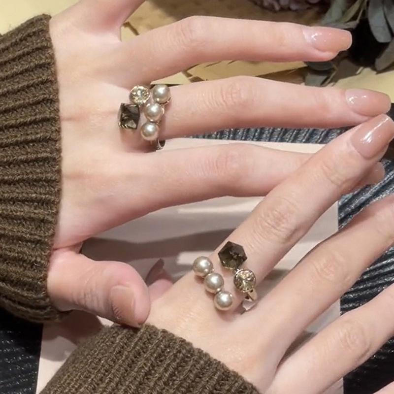 Zircon Pearl Dual-Shaped Ring: Luxurious Retro Fashion Jewelry for a Versatile, High-End Look