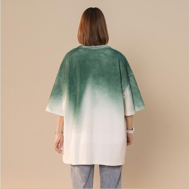 Женская зеленая футболка с акварельным принтом — фото 3