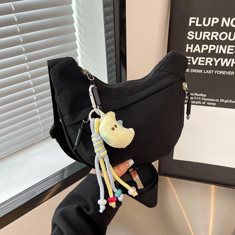 

Leisure Sports Boys and Girls Single Shoulder Bag, Dumpling Bag, Children s Bag With pendant чорний