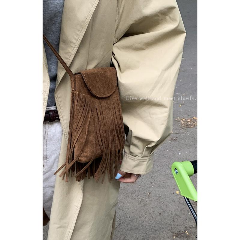 Una Borsa per Telefono di Nicchia e di Fascia Alta, Una Piccola Borsa a Spalla, Una Piccola Borsa Quadrata e Una Semplice Borsa a Tracolla Singola