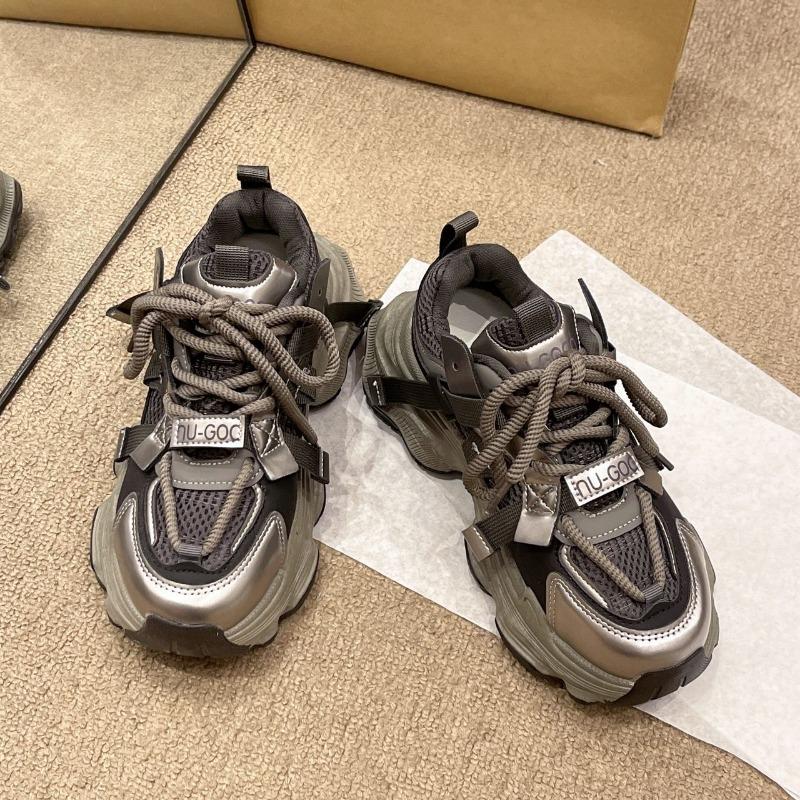 Platform dad shoes for women and small people increase in height. New early autumn muffin casual sports shoes are lightweight.