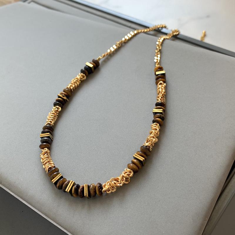 Naszyjnik z Kamienia Tygrysie Oko i Pozłacane Kolczyki w Kształcie Kwiatów - Styl Retro Średniowieczny, Wszechstronny, Damski Łańcuszek na Obojczyk.