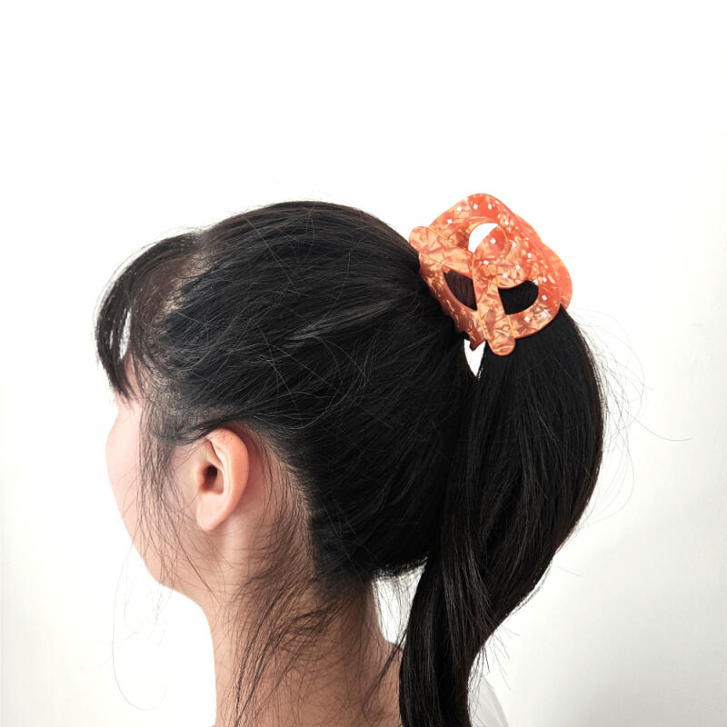 Kitsch Mood Hair Clip Pretzel | PRETZEL Clo