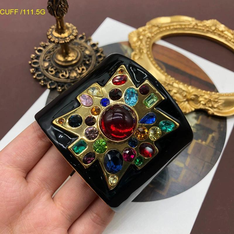 

Массивный браслет в античном стиле, покрытый настоящим золотом, белая эмалевая глазурь, цветной драгоценный камень, глазурованный инкрустированный браслет с характером