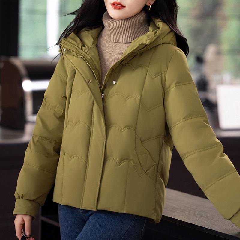 

Женская зимняя короткая куртка с капюшоном 2024 года - Маленький размер, Утепленное пальто из пуха белой утки для матерей среднего возраста XL for 125-135 kg зелёный