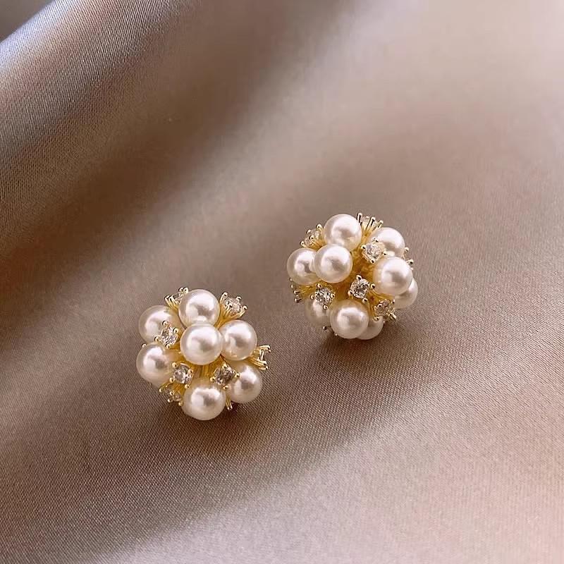 Boucles d'oreilles à tige en perles de fleur de vent parfumées à petite aiguille argentée, boucles d'oreilles légères et luxueuses, style célébrité, style rétro élégant et tendance