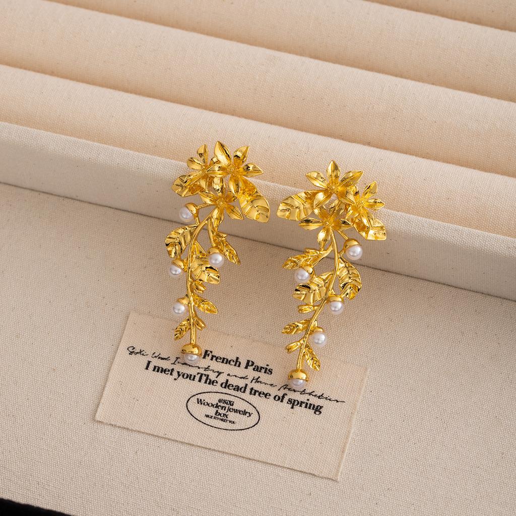 Hafif Lüks Abartılı Metal Rüzgar Küpe Retro İnci Çiçek Yaprak Püsküllü Küpeler Üst Düzey Niş Küpeler