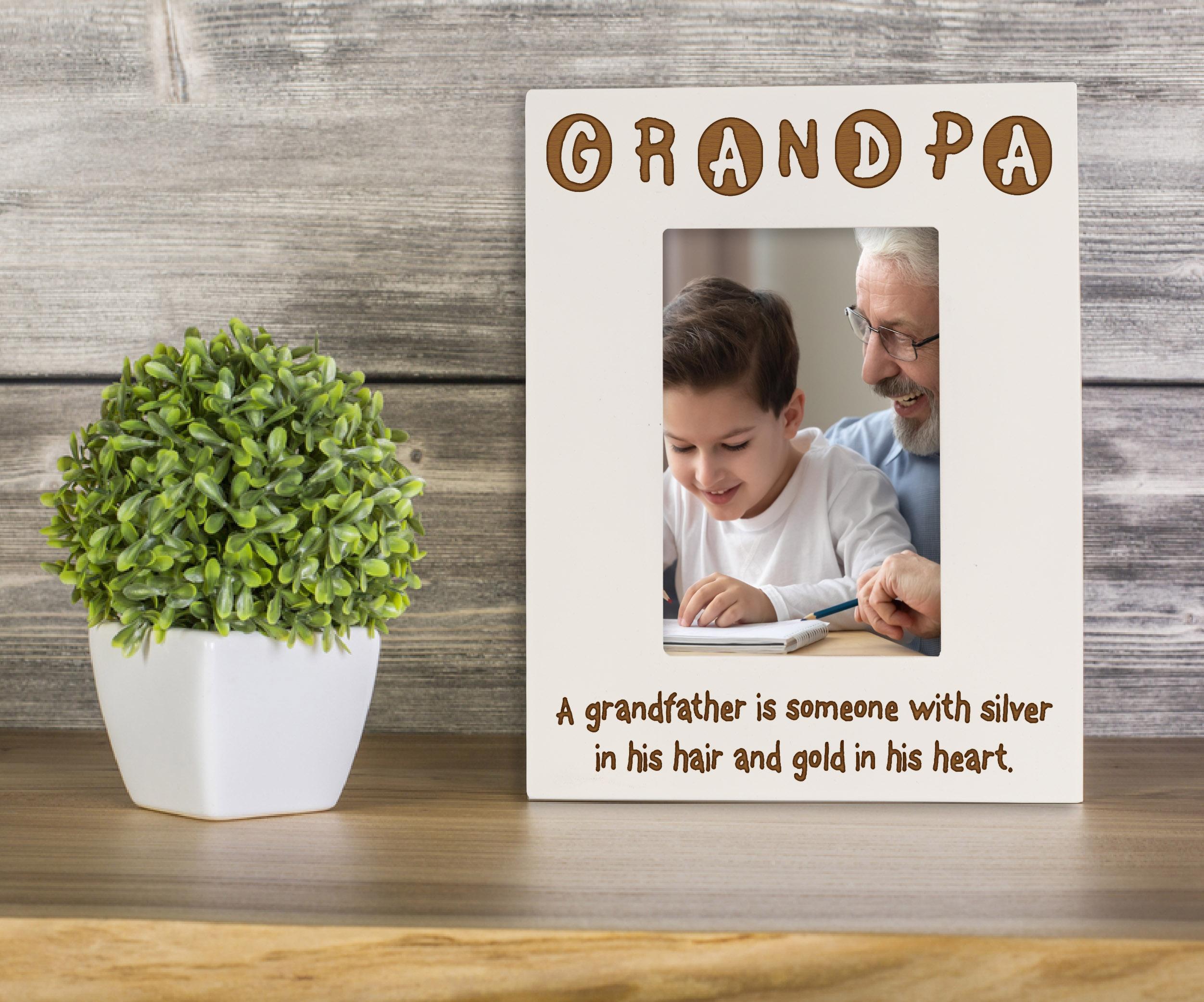 

Darling Souvenir MADE WITH LOVE Настільна фоторамка з гравіюванням. Дерев’яні цитати дідуся. Біла фоторамка 4x6 Inches Vertical білий