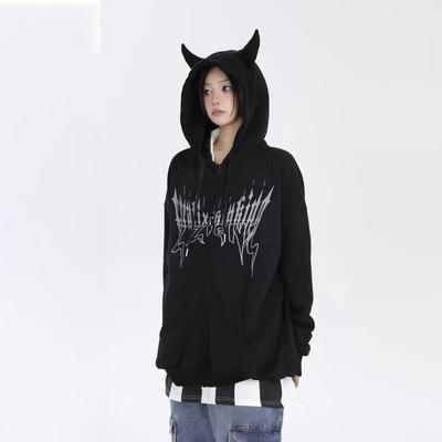 Sieviešu High Street Dark Devil mētelis ar rāvējslēdzēju Sieviešu tops ar drukātiem burtiem ar mazu asti