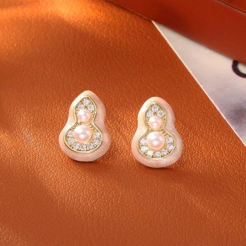 

New Chinese-style red gourd pearl stud earrings for women s light luxury earrings are huge and beautiful, and the earrings are unique and beautiful. белый